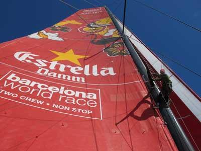 El Estrella Damm ya navega directo a Gibraltar intentando controlar la distancia con Renault Z.E. hasta la entrada al Mediterráneo   