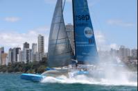 La batalla del podio en IMOCA se calienta.Bahía da la bienvenida a los primeros multicascos