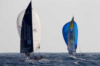 La flota de Figaro 2 en el Golfo de Vizcaya navegando con dos dígitos de velocidad