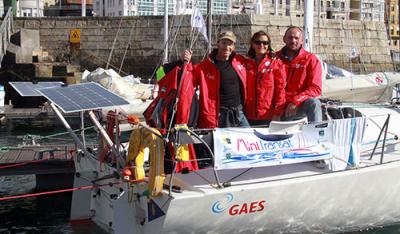 La flota Mini Transat abandona Gijón. Otra “vuelta de tuerca” a la salida 