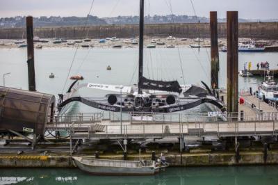 Yann Guichard y Spindrift 2, en la línea de salida de Saint-Malo