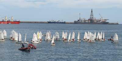 Alejandro Bethencourt y Oscar Pijoan lideran el Trofeo Aecio de optimist tras la 1ª tirada