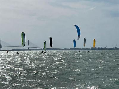 Alex Climent, nuevo líder del Campeonato de España de Fórmula Kite en la bahía de Cádiz