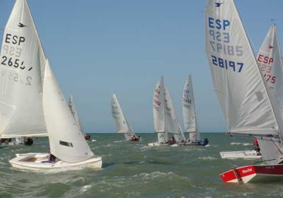 Alvaro Martínez y Gabriel Utrera del Club Mediterráneo de Málaga vence en la I Copa de Andalucía de snipe