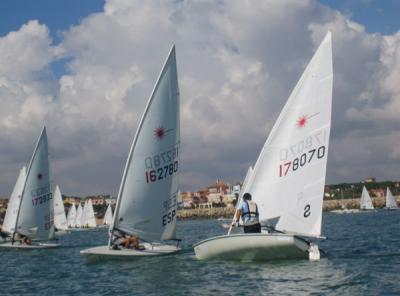 Álvaro Ruiz (CN Sevilla), Pablo Lamadrid (RCM Huelva) y Marina Martínez  (CM Puerto Sherry) primeros líderes de la II Liga Náutica de Láser.