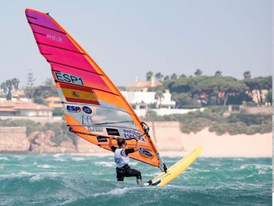 Blanca Manchón arranca el mundial reinando en su bahía en las dos primeras regatas