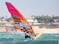 Blanca Manchón arranca el mundial reinando en su bahía en las dos primeras regatas