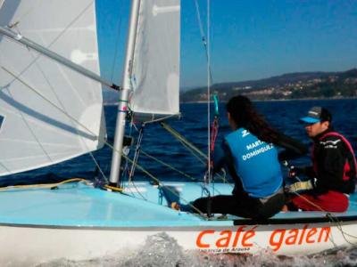 Cafe Galen de Adrian y Marta Dominguez lideran el campeonato gallego de la clase 420