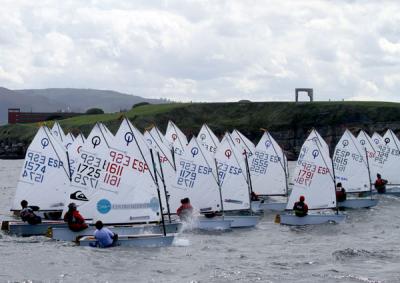 Carlos Robles lidera  la Copa de España de Optimist. 