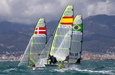 Carlos y Antón Paz pasan a la fase final de terceros en 49er