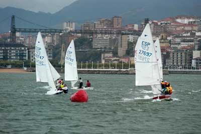 Cierre de temporada en vela ligera con el Trofeo de Navidad en el Abra