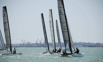 Claus Denk y Jose L. Marmolejo levantan la primera Copa de Andalucía de Catamarán en aguas de Chipiona