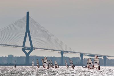 Copa de Andalucía de Windsurf  Primeros líderes en la bahía de Cádiz tras una jornada en la que los foil se quedaban con ganas de más.