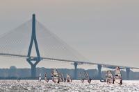 Copa de Andalucía de Windsurf  Primeros líderes en la bahía de Cádiz tras una jornada en la que los foil se quedaban con ganas de más.