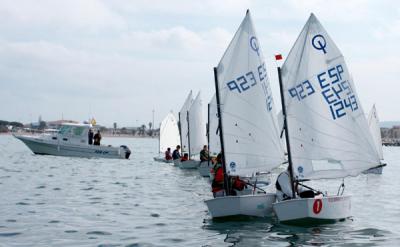 Daniel Nieto pasa a encabezar el campeonato de Melilla de optimist