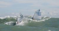 Despedida de altura para el III Trofeo de la Hispanidad de Optimist en la bahía de Cádiz