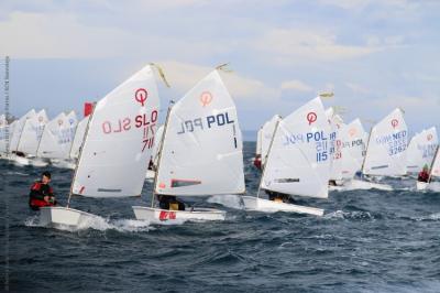 Duras condiciones de viento en el arranque el Trofeo Euromarina Optimist Torrevieja