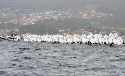 Durísimas condiciones de viento en la Ría de Vigo en la primera jornada con un Carlos Robles líder de la Semana Caixanova del Atlántico-GP Iberdrola