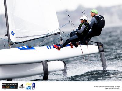 Echávarri y Pacheco estrenan barco con foils liderando el Europeo de Nacra 17