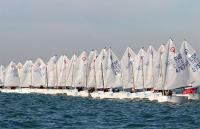 El alicantino Miguel Campos, primer líder de la Excellence Cup de Optimist en la bahía de Cádiz 