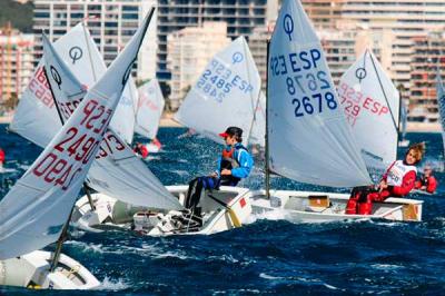 El alicantino Miguel Campos en Optimist A y el torrevejense Sergi Soler en Optimist B lideran el ranking de la FVCV