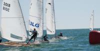 El andaluz Juan Luis Paez se mantiene imbatido por segundo día consecutivo en el Campeonato de España de Patín a Vela que se disputa en la bahía de Cádiz