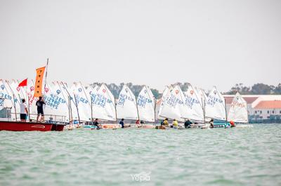 El andaluz Roberto Aguilar gana el Campeonato Ibérico de Optimist en aguas de Puerto Real