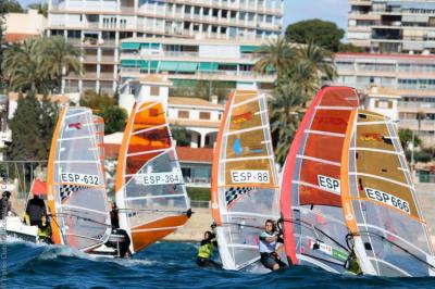 El Autonómico de Windsurf, Gran Premio Honda Esteban Parres juega en Santa Pola