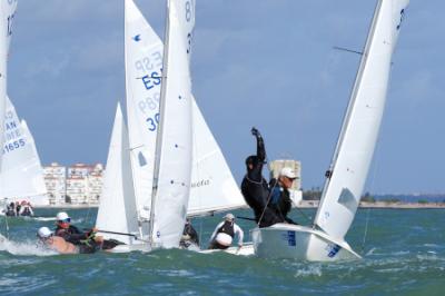 El Campeonato del Mundo de Snipe Máster mete la directa en la bahía gaditana