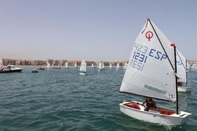 El escaso viento marca la jornada inaugural de la V semana náutica de vela ligera en Melilla El escaso viento marca la jornada inaugural de la V semana náutica de vela ligera en Melilla