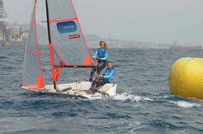 El espectáculo  en el nacional de 29er lo ponen las hermanas catalanas Carla y Marta Munté, campeonas del mundo