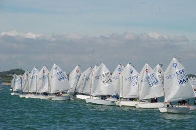 El III Trofeo de la Hispanidad de Optimist arranca con poco viento y mucha igualdad en la bahía gaditana