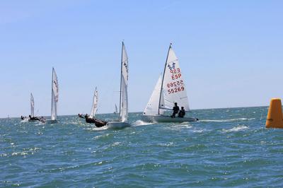 El levante irrumpe con fuerza en el arranque del andaluz de Equipos de Clubes en la bahía de Cádiz