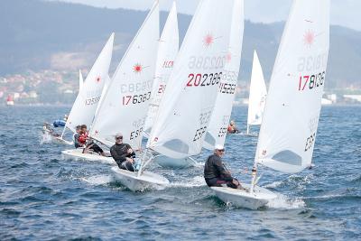 El Liceo de Bouzas confirma 100 barcos el fin de semana en la Ría de Vigo de la Clase ILCA