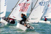 El local Arturo Arauz asalta el liderato de la Excellence Cup de Optimist en la bahía de Cádiz 