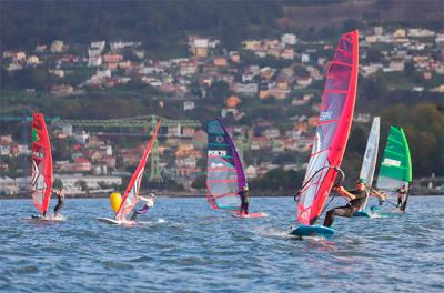 El Náutico Rodeira copa los cinco primeros en la Semana Abanca-WIndsurfing