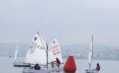 El pasado domingo [1 de Mayo] finalizó el Trofeo Ardán- Efectos navales Jesús Betanzos de la clase Optimist.