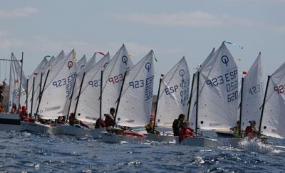 El pasado fin de semana se celebró en Marina Rubicón la Regata  “Vela Ligera”, a la que acudieron regatistas de las clases Optimist y Láser. 