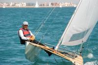 El sanluqueño José Vicente Climent levanta la copa autonómica de Patín a Vela 