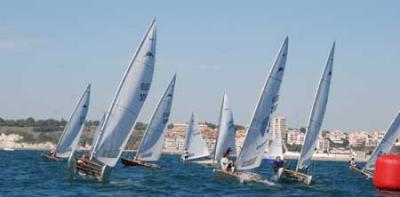 El sevillano Juan Luis Páez levanta la copa autonómica de Patín a Vela en aguas de Punta Umbría