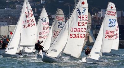 El sol y el viento acompañan en el final del Trofeo Navidad en el abra bilbaina