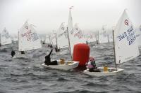 El sueco Oscar Wetter líder en solitario tras la primera jornada del 34ª Palamós Optimist Trophy