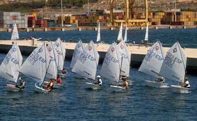 El tinerfeño Alfonso Fernández lidera la flota de 125 optimist