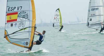 El Trofeo Ciudad del Puerto de Vela arranca y deja los siete primeros lideres provisionales en aguas de la bahía de Cádiz