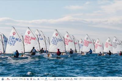 El viento condiciona el estreno de la XV Euromarina Optimist Torrevieja