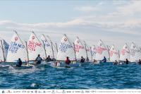 El viento condiciona el estreno de la XV Euromarina Optimist Torrevieja