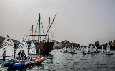 El viento deja en blanco la jornada inaugural del Campeonato de España de Optimist