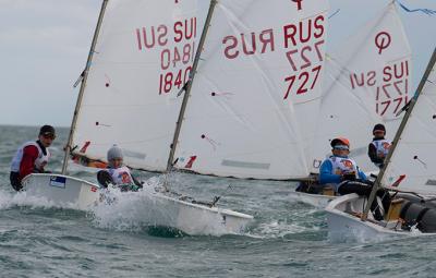 El viento pone a prueba a la flota en la primera jornada de la OptiOrange