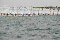 El viento sigue haciendo de las suyas en el II Trofeo de la Hispanidad de Optimist