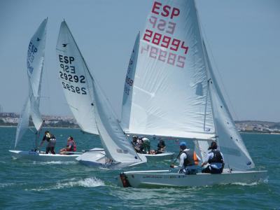 El viento sólo deja completar una prueba en la Copa de Andalucía de Snipe